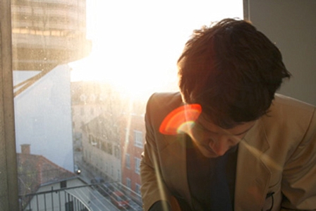 Effi auf einem Balkon im Gegenlicht der Sonne